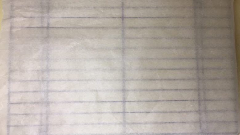 肥厚肉松卷,烤的时候，准备好一张大点的油纸，和晾网。