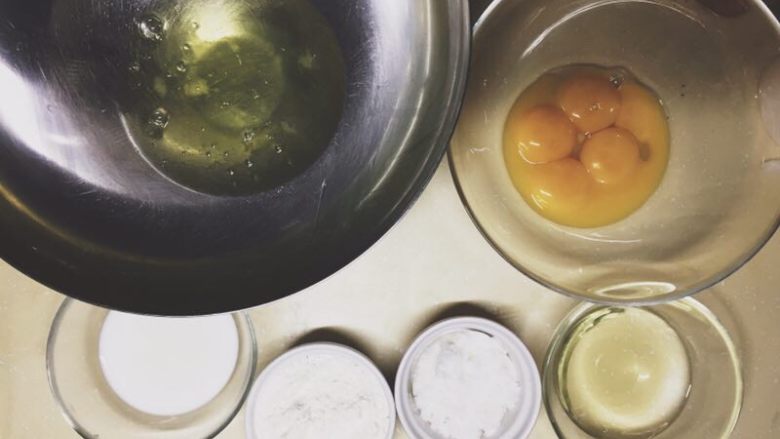 肥厚肉松卷,材料图。蛋清的盆一定要无水无油。