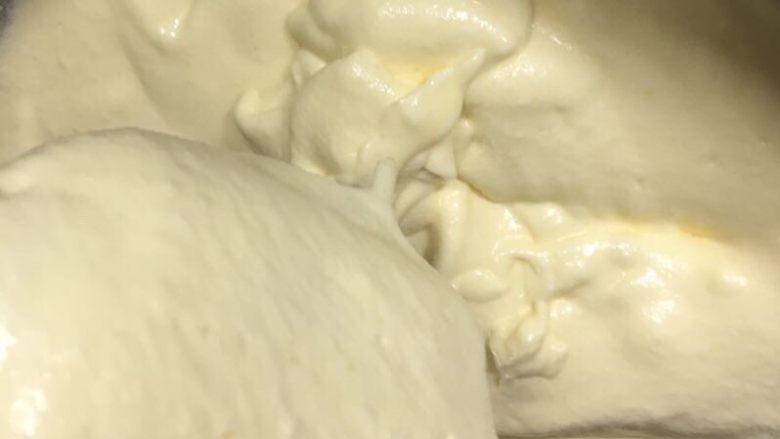 肥厚肉松卷,再把剩下的蛋白糊分两次与蛋黄糊混合。注意手法，用翻拌的方法，快速混合。