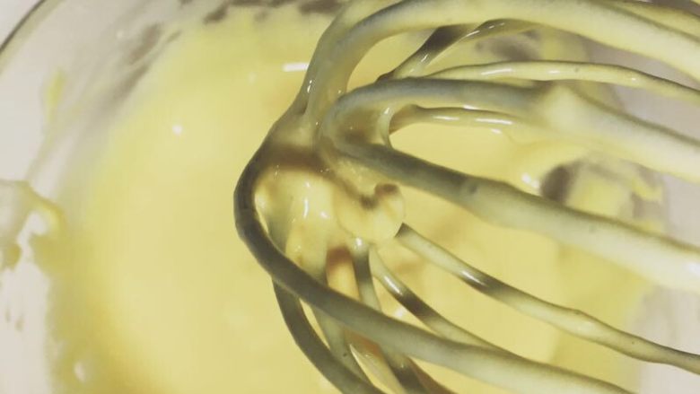 肥厚肉松卷,面糊细腻，无颗粒状。放一旁备用。