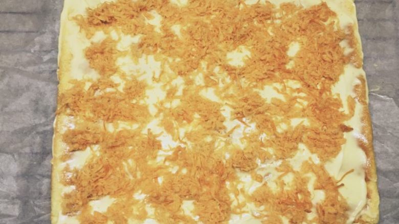 肥厚肉松卷,<a style='color:red;display:inline-block;' href='/shicai/ 432'>肉松</a>均匀的撒到沙拉酱上