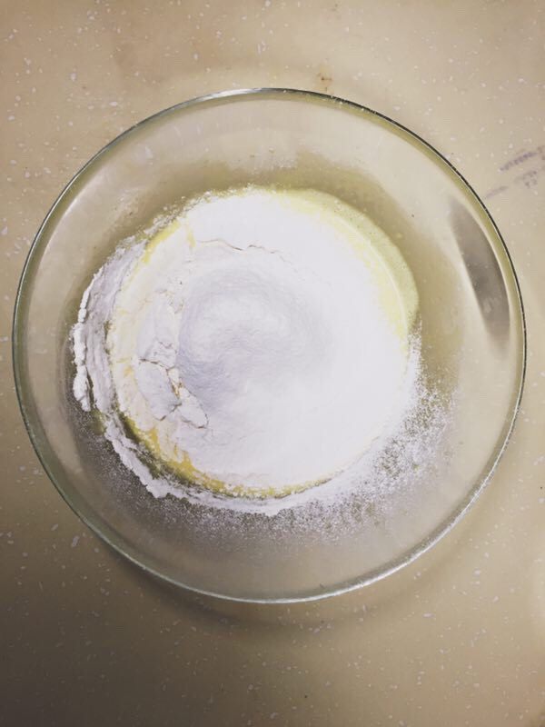 肥厚肉松卷,筛入低粉，搅拌均匀。