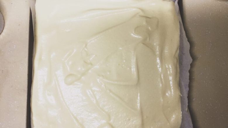 肥厚肉松卷,用刮刀抹平。震几下，烤箱上下火180度，18分。（时间仅作参考）
烤箱需要提前预热好。