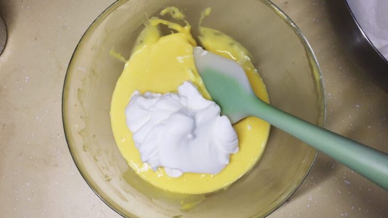 肥厚肉松卷,先加一点蛋白糊与蛋黄糊混合均匀，不用注意手法，随意混合。