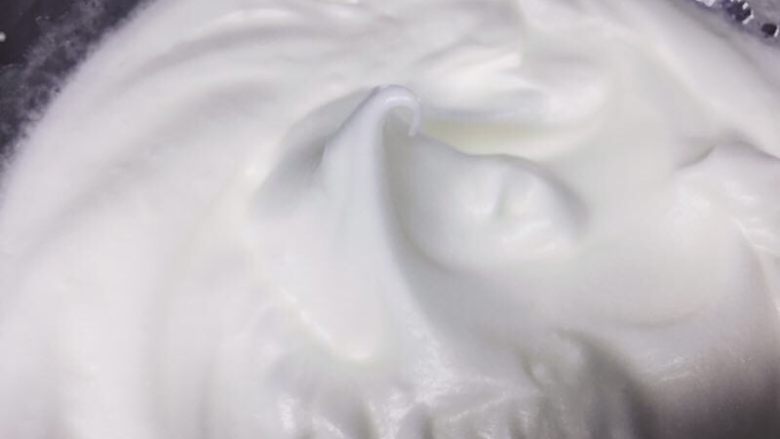 肥厚肉松卷,打发到湿性发泡，也就是蛋白糊细腻有光泽，提起会有大弯钩。