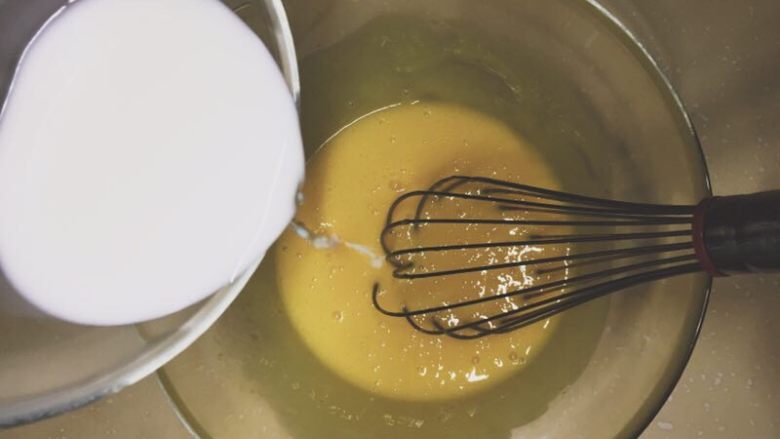 肥厚肉松卷,加入<a style='color:red;display:inline-block;' href='/shicai/ 219'>牛奶</a>，搅拌均匀。