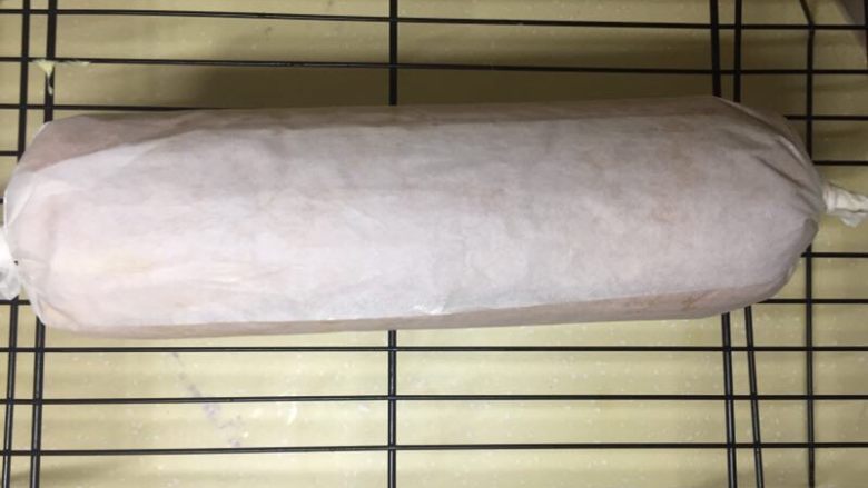 肥厚肉松卷,卷起来。我没有用擀面杖辅助，直接抓住两端的油纸往前顺卷，因为馅儿料比较少，卷的时候紧一些会好看。卷法可参考网上大神们的视频。卷好后冰箱冷藏。