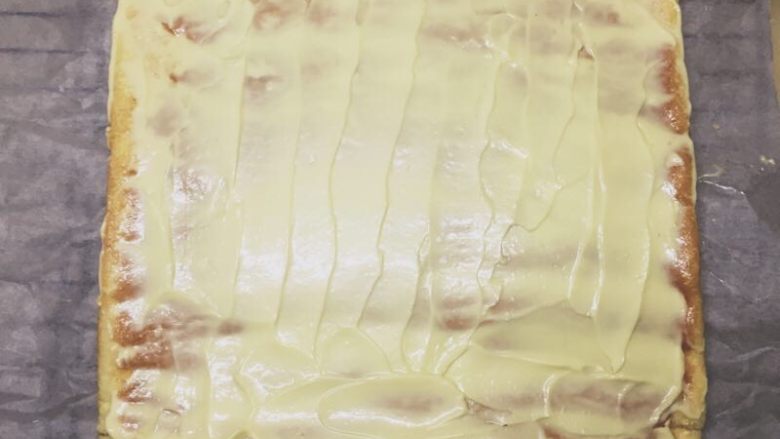 肥厚肉松卷,抹刀抹平，注意边角处不要抹太多。