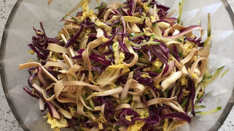 美味大拌菜,倒上料汁，抓拌均匀