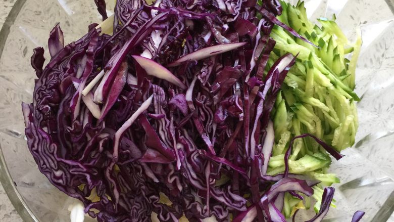 美味大拌菜,菜全部切丝，白菜选择白菜心切丝