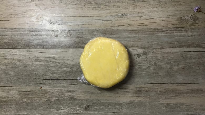 肉桂苹果派,然后用保鲜膜包好,放入冰箱冷藏1小时备用。