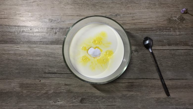 肉桂苹果派,接着我们来制作派液:将动物性淡奶油、细砂糖、蛋液全部倒入容器中。