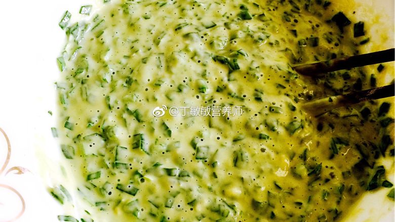韭菜鸡蛋饼,加适量水或者牛奶、盐2g,搅拌至粘稠状,不要太稀也不要太干,保证能摊出行。