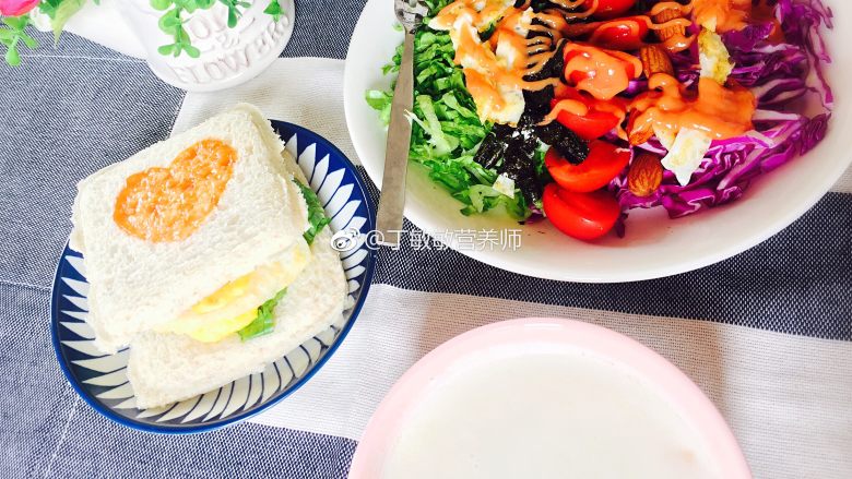 韭菜鸡蛋饼,类似早餐请听下次分解💐
良好的就餐环境可以促进食物消化和吸收,所以还是自己在家做早餐吧!