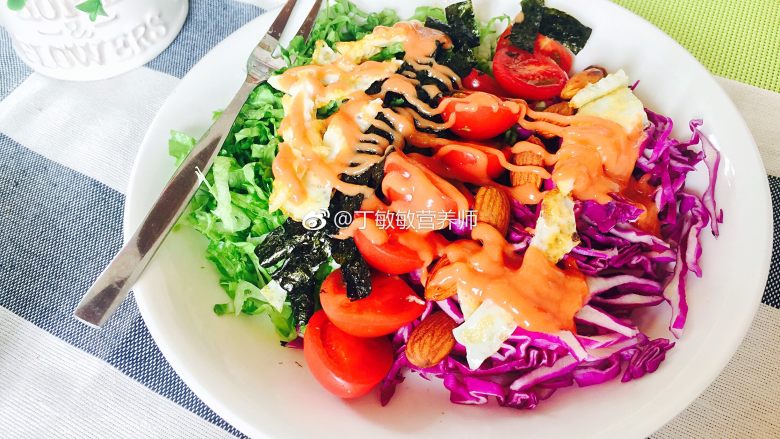 韭菜鸡蛋饼,十几粒巴旦木、适量海苔、100来克圣女果~