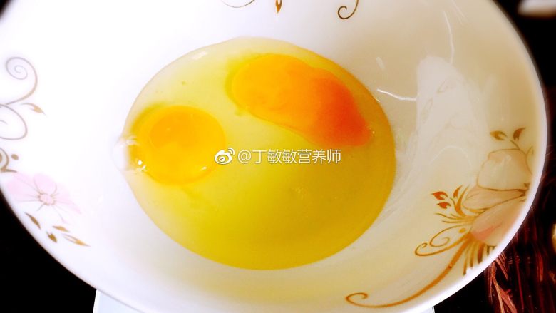 韭菜鸡蛋饼,两个鸡蛋,话说厨房备个称是营养生活精致生活的第一步哈!