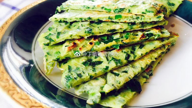 韭菜鸡蛋饼,二人食用,搭配300ml燕麦牛奶。