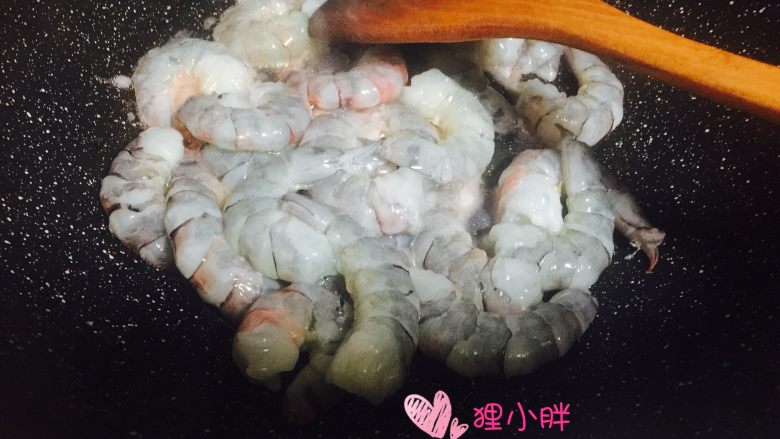 咖喱虾仁,锅内入适量的油,下入虾仁