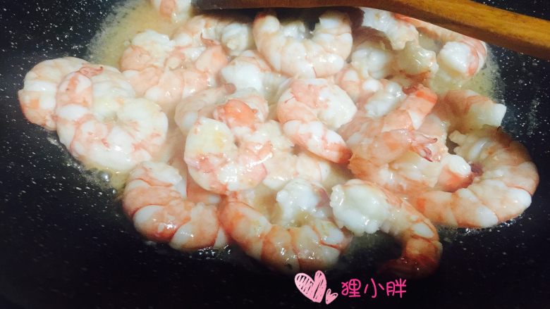 咖喱虾仁,炒至虾仁两面变色,盛出待用