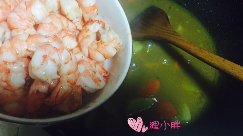 咖喱虾仁,汤汁慢慢粘稠后,加入之前炒好的虾仁