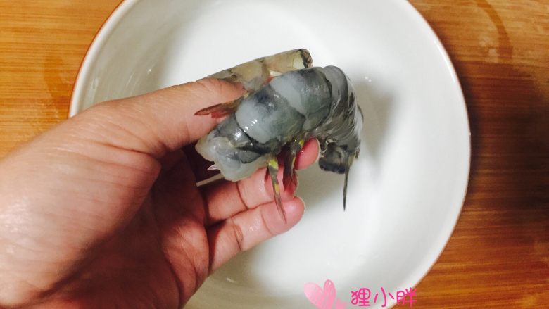 咖喱虾仁,掐掉虾头,剥壳去虾线。。。