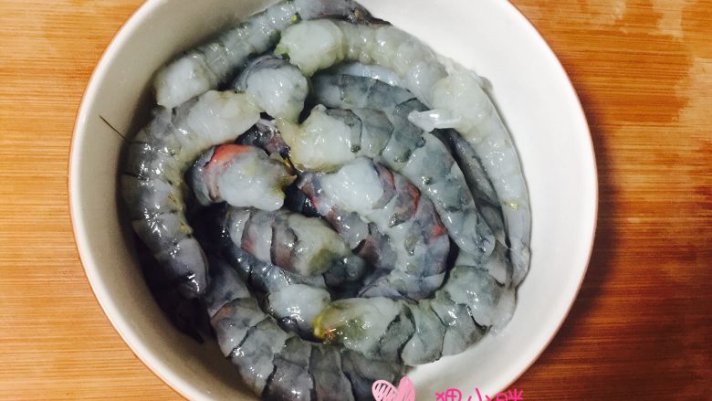 咖喱虾仁,依次剥好所有的虾,淘洗一下