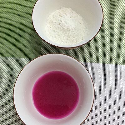 自制蝴蝶面,准备:B:面粉和火龙果水