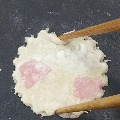 自制蝴蝶面,全部取下来后,用筷子轻轻的从圆的外面夹一下