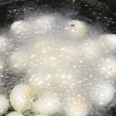 茄汁鹌鹑蛋,炒锅里加入多一些的油,等油温七成热时,下入鹌鹑蛋