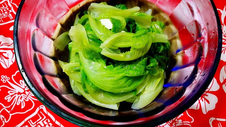 塑身解压食单之三文鱼,煎鱼的同时,取一锅烧开水,加油盐,将<a style='color:red;display:inline-block;' href='/shicai/ 6491'>春菜</a>焯水。浇上橄榄油蒜蓉,拌匀。