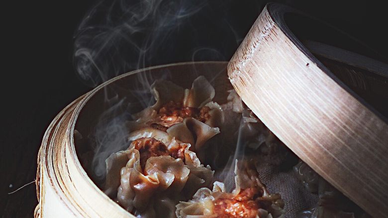 皮薄肉嫩的 纯肉烧卖,蒸好后取出烧卖,趁热吃~