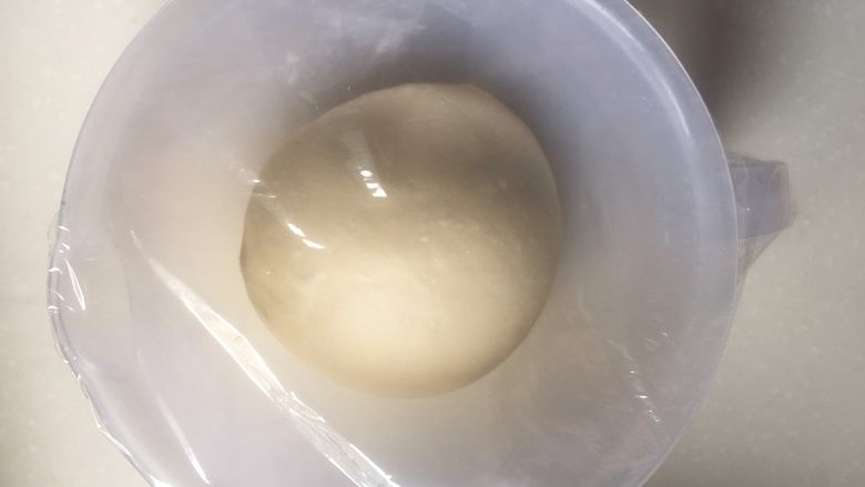 培根芝士卷,把揉好的面团放入盆中,盖保鲜膜,置于温暖处进行基础发酵