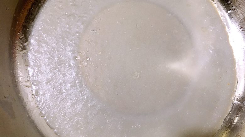 捆粄,将粉水倒进碟子里,我是用电磁炉蒸的,大概五六分钟。