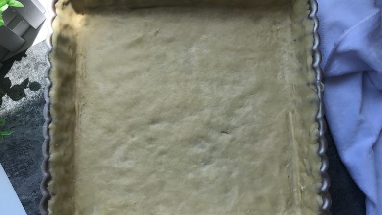 彩虹水果奶酪派,将面皮放进派模里,使面皮和派模贴合在一起,去掉边缘部分。(我用的面皮比较少,檊的也比较薄,基本上没有多余部分)