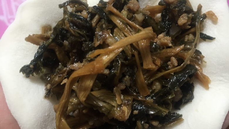 梅干菜煎饼,放上馅料