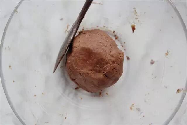 杏仁可可乳酪挞,加入巧克力糖浆,用刮刀拌成面团