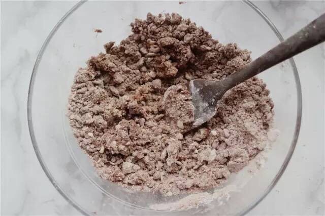 杏仁可可乳酪挞,挞皮材料除糖浆外混合,搓合成粗粒