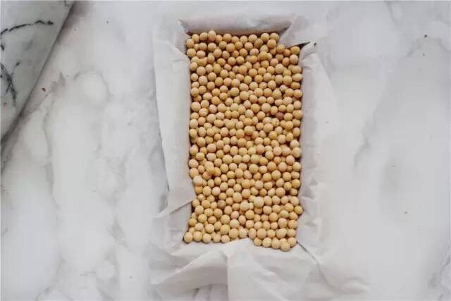 杏仁可可乳酪挞,盖油纸,压上黄豆盲烤,175度上下火中层烤15分钟 挞低完成!