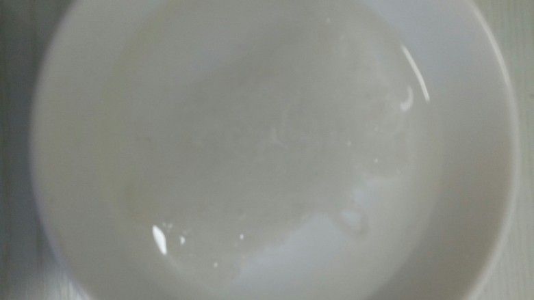 牛奶炖燕窝,拿出一包念奴娇，净燕即炖燕窝，取出燕窝放入碗中，加入纯净水或凉白开泡2~3个小时，搅拌均匀散开，待燕窝完全吸水膨胀后将水到掉。