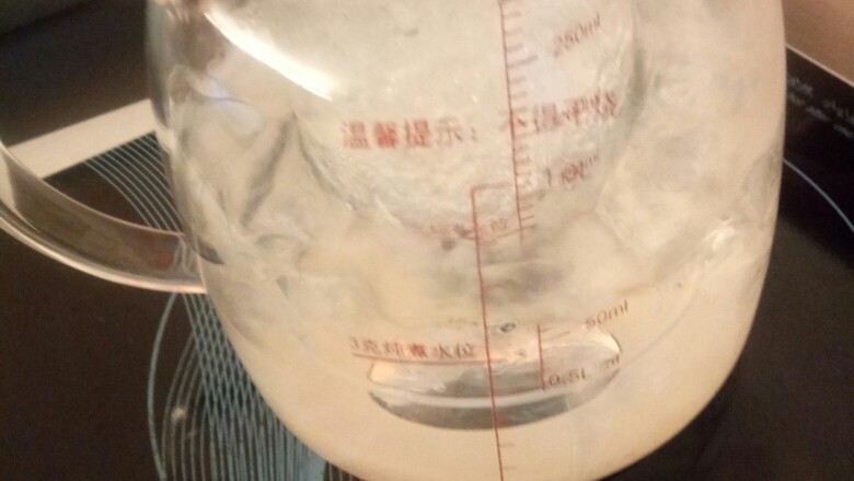 牛奶炖燕窝,燕窝泡发后可以炖煮，取出内壶到入泡好的燕窝，到入3g炖煮水位纯净水，外壶与内壶水平即可，大火烧开，转小火慢炖10－15分钟即可。