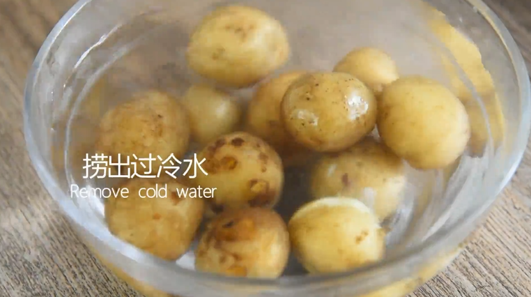 土豆这样做好吃又好看,制作非常简便快捷,捞出过冷水
