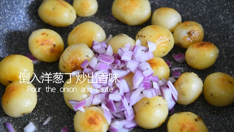 土豆这样做好吃又好看,制作非常简便快捷,倒入洋葱丁炒出香味