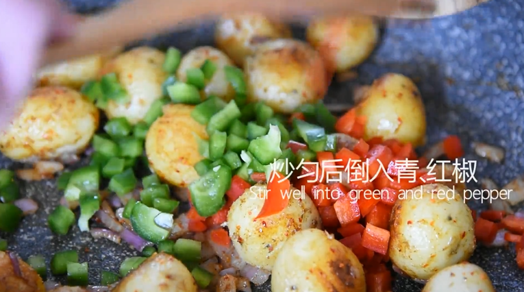 土豆这样做好吃又好看,制作非常简便快捷,迅速炒匀后倒入青、红椒丁清炒