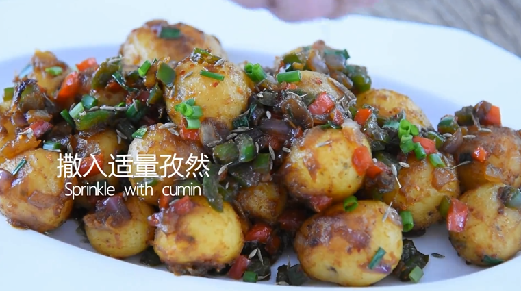 土豆这样做好吃又好看,制作非常简便快捷,盛盘后撒入适量孜然即可