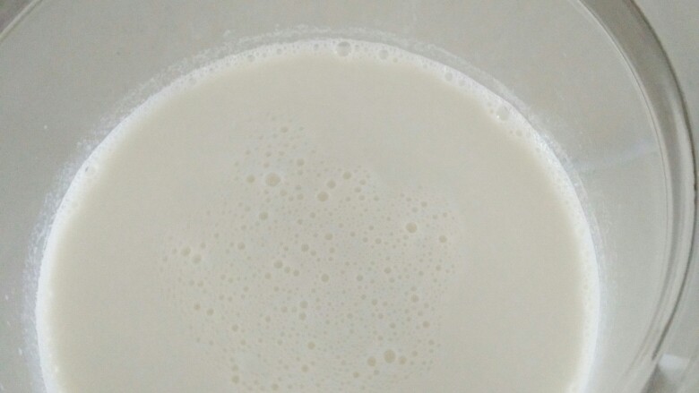 酸奶酪,搅拌至砂糖全部融化后,关掉加热开关,再加入全部牛奶,搅拌均匀。
