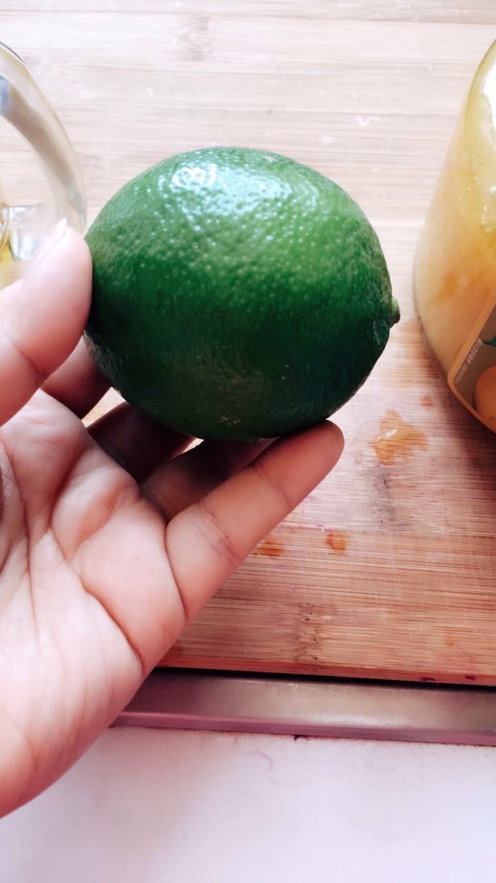 早餐一杯双柠冻 元气满满去上班,准备一个青柠檬,表面洗净,切开取一半备用。(想让青柠檬更容易出汁说一个秘诀,切开之前用手戳揉)