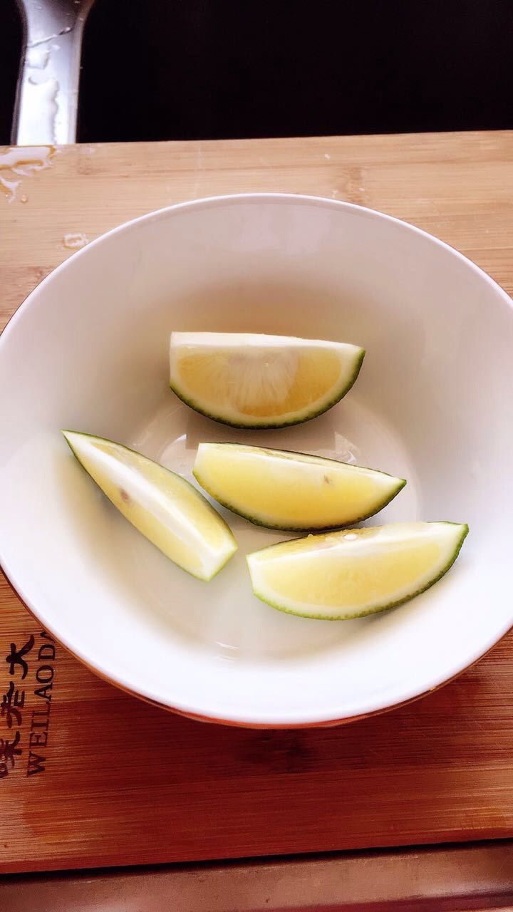 早餐一杯双柠冻 元气满满去上班,青柠檬切块,备用。
