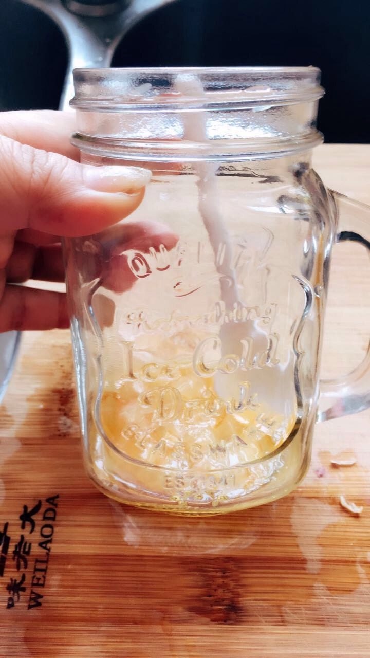 早餐一杯双柠冻 元气满满去上班,准备好海森杯,将柠檬蜜炼铺底。