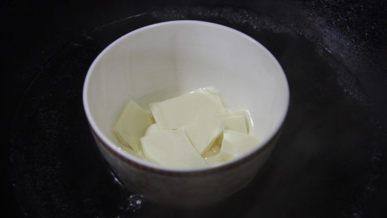 杯子羊蛋糕,隔水加热白巧克力,温度不宜太高;