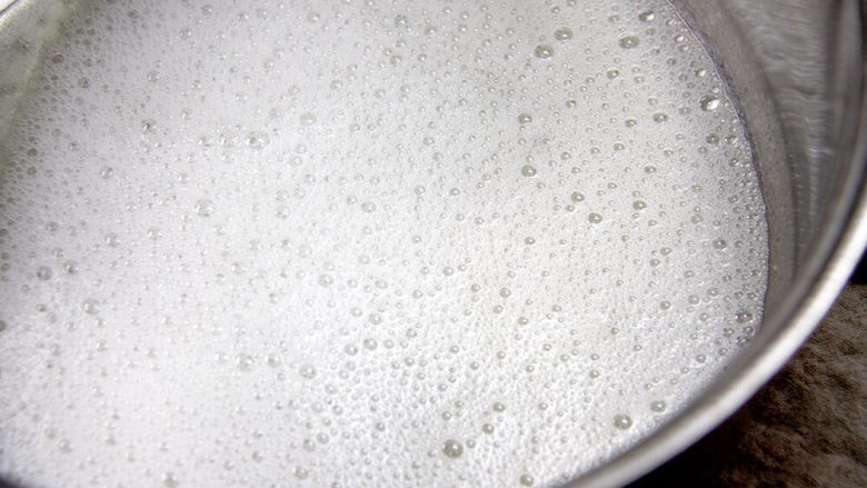 杯子羊蛋糕,另取一个容器,分三次放入15g细砂糖,用电动打蛋器第一次打到鱼眼发泡后放1/3细砂糖,第二次打到粗泡沫时再放1/3细砂糖;